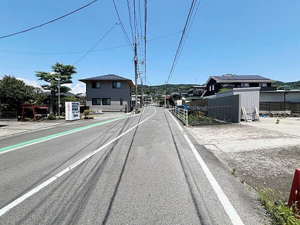 前面道路を含めた現地写真です。ぜひ周辺環境も併せてご覧ください。