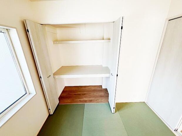 いつでもお部屋をスッキリお使い頂ける収納スペースを設置。