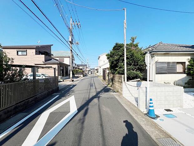 前面道路を含めた現地写真です。