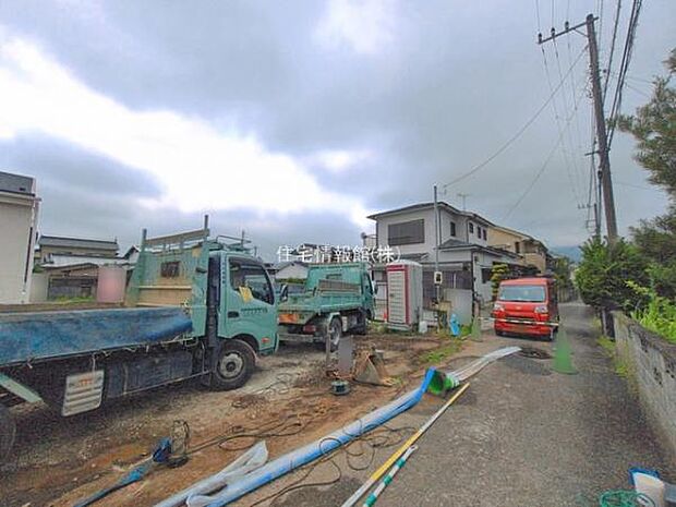 前面道路を含めた現地写真です。