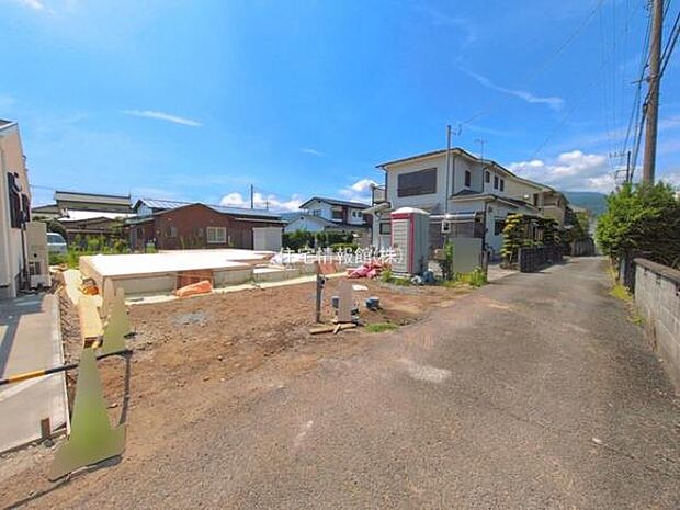 前面道路を含めた現地写真です。