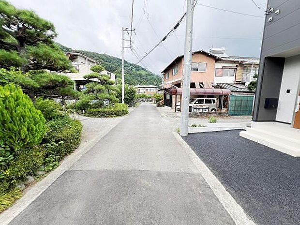 前面道路を含めた現地写真です。