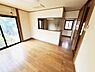 リビング/ダイニング：家族団らんの場所としてゆったりと居心地の良いリビングです。