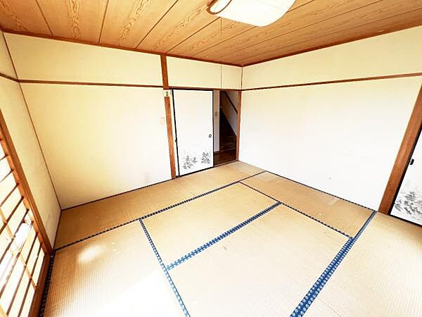 リビングとしてご利用いただけそうな1階8帖和室です。