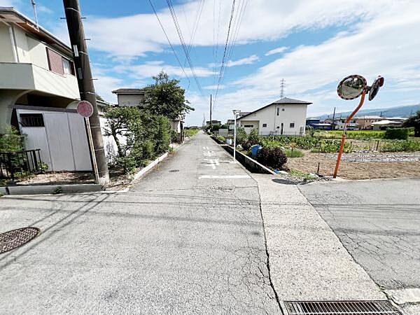前面道路を含めた現地写真です。