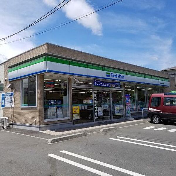 ファミリーマート 南足柄和田河原南店まで約380m（徒歩5分）
