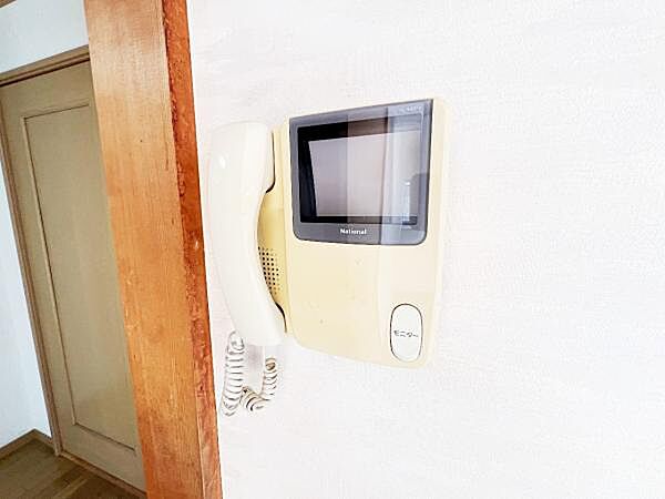訪問者を確認できるTVモニター付きインターフォンです。