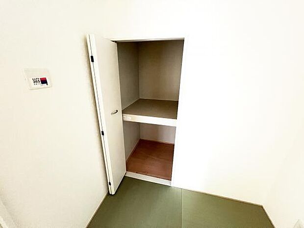 いつでもお部屋をスッキリお使い頂ける収納スペースを設置。