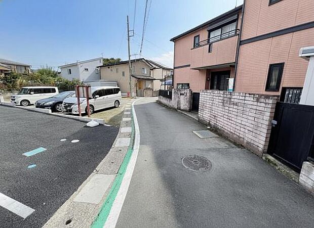 前面道路を含めた現地写真です。