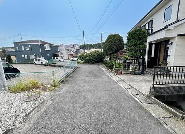 前面道路を含めた現地写真です。