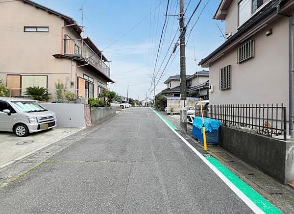 前面道路です。住宅地につき落ち着いた新生活を始められそうです。
