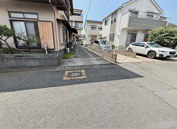 駐車場です。前面道路との高低差も少なく、スムーズに出入りできます。