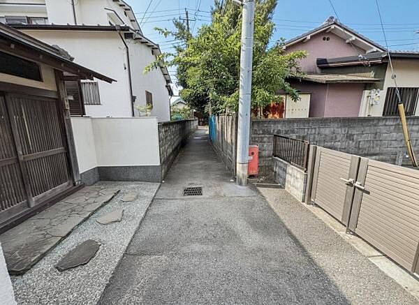 前面道路を含めた現地写真です。ぜひ周辺環境も併せてご覧ください。