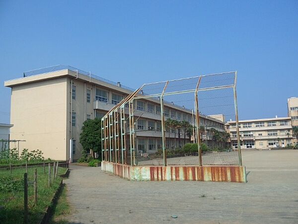 小田原市立酒匂小学校まで約410m（徒歩6分）
