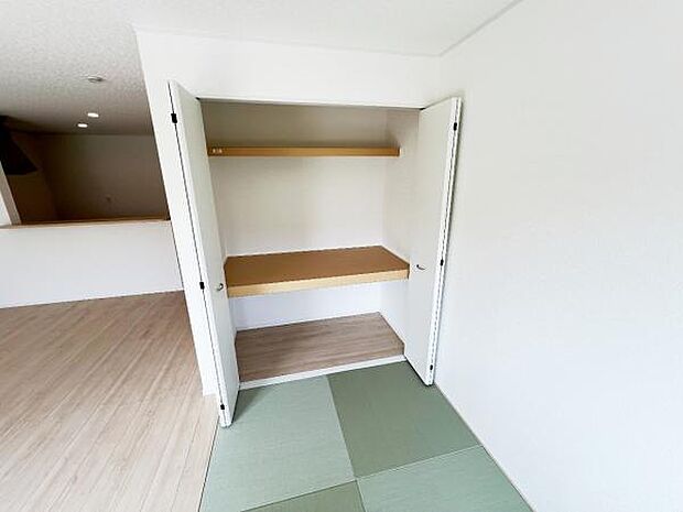 いつでもお部屋をスッキリお使い頂ける収納スペースを設置。