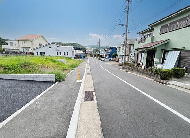 前面道路を含めた現地写真です。
