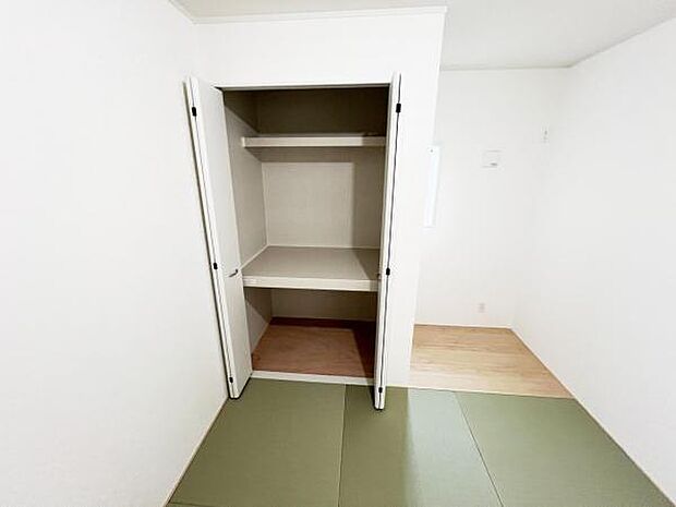 いつでもお部屋をスッキリお使い頂ける収納スペースを設置。