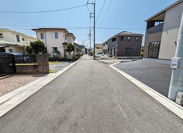 前面道路を含めた現地写真です。