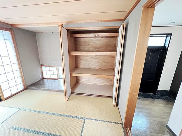 いつでもお部屋をスッキリお使い頂ける収納スペースを設置。