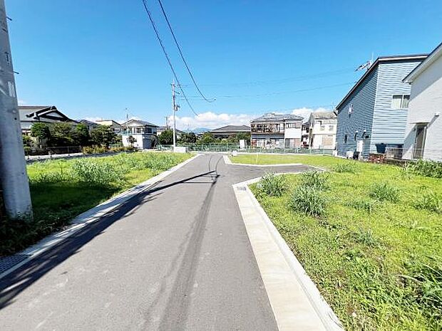 前面道路を含めた現地写真です。