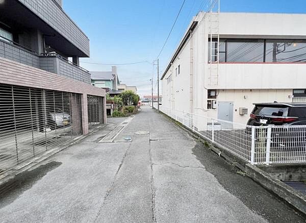 前面道路を含めた現地写真です。