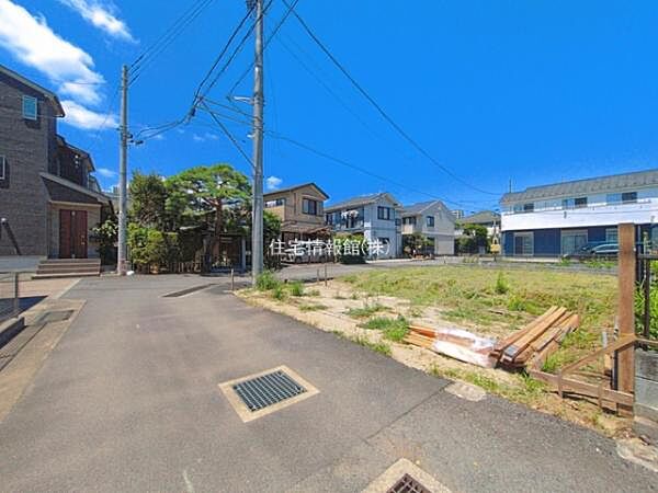 前面道路を含めた現地写真です。