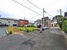 外観：前面道路を含めた現地写真です。