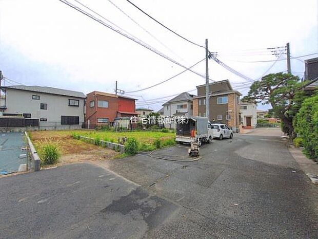 前面道路を含めた現地写真です。