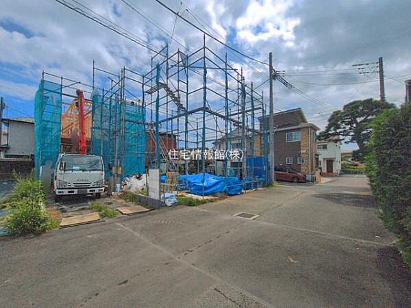 前面道路を含めた現地写真です。