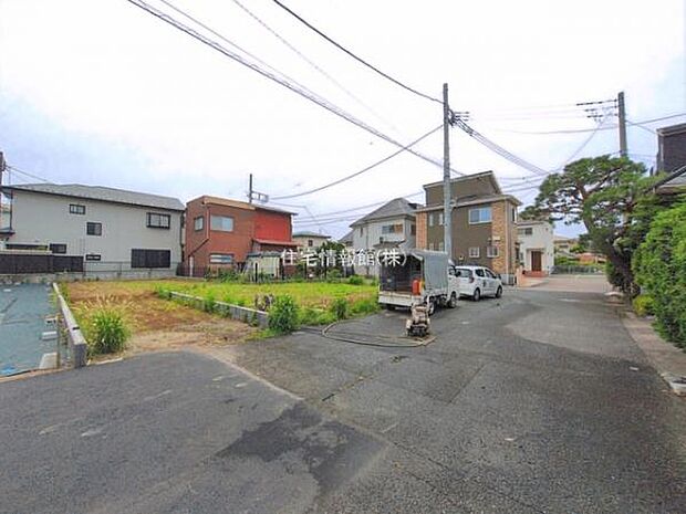 前面道路を含めた現地写真です。