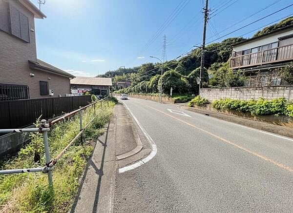前面道路を含めた現地写真です。