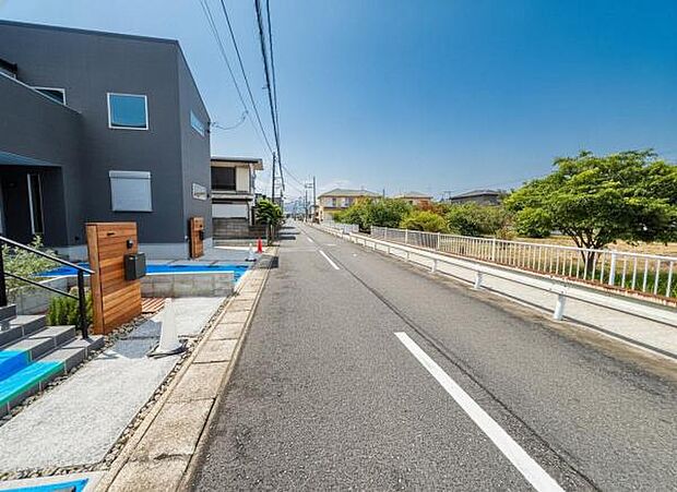 前面道路を含めた現地写真です。