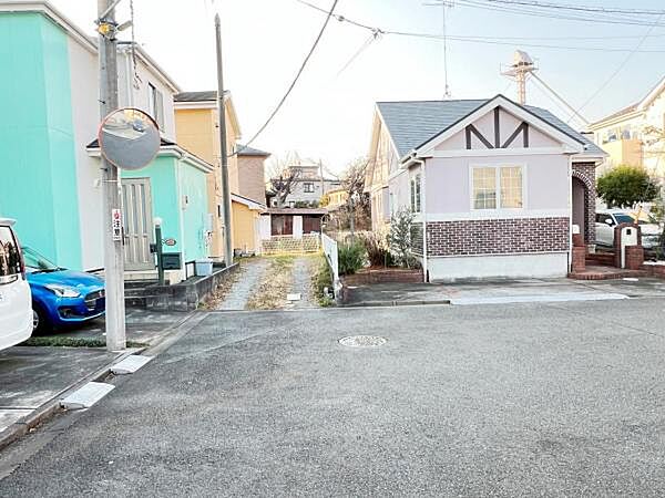 前面道路を含めた現地写真です。