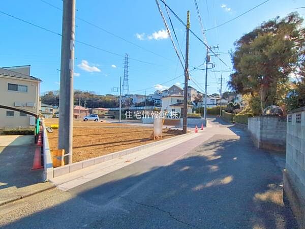 前面道路を含めた現地写真です。