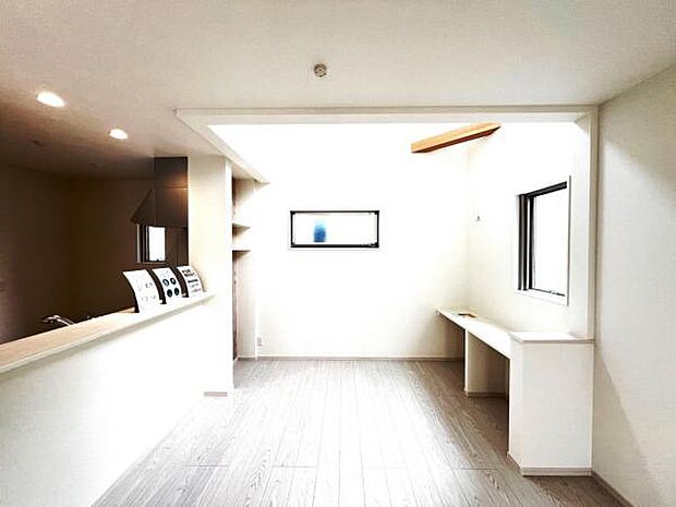 ご家族の温かい時間を演出するダイニングスペースです。スタディーカウンター付きでお子様の勉強もはかどりますね。