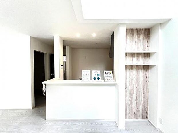 お食事中もキッチンと会話が楽しめるダイニングスペース。