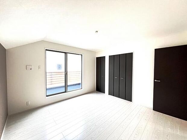 クローゼットが2ヶ所あります、収納豊富な間取りで、室内もスッキリ快適です。