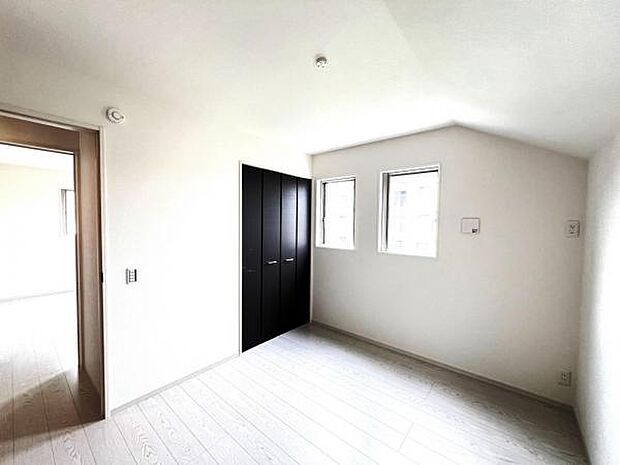 いつでもお部屋をスッキリお使い頂ける収納スペースを設置。