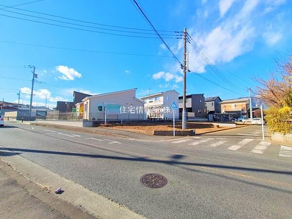 前面道路を含めた現地写真です。