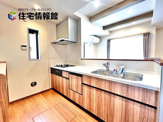 ご家族を見守りながら家事が捗る対面式キッチン。お料理をしながらご家族のサポートも可能です。