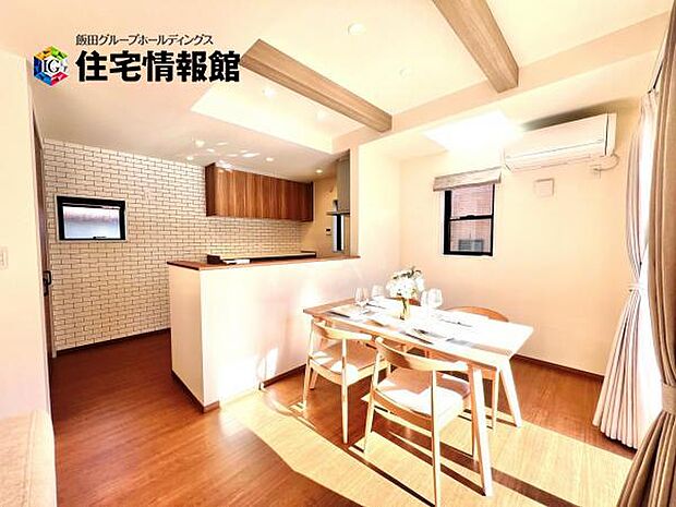 カウンターキッチン越しに会話も楽しめるダイニングキッチン。