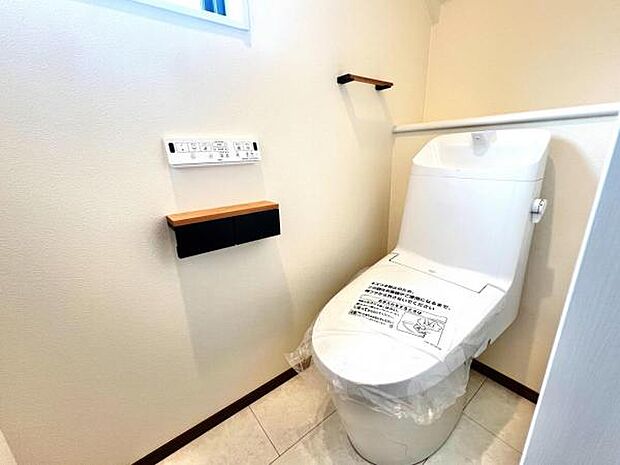 シャワー洗浄機能付のトイレは、清潔感が印象的な空間ですね。