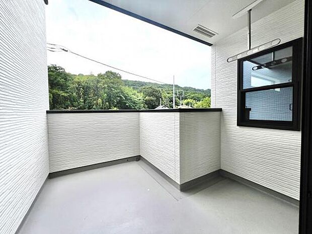 インナーバルコニーです、お出かけ中の突然の雨降りでも安心ですね。