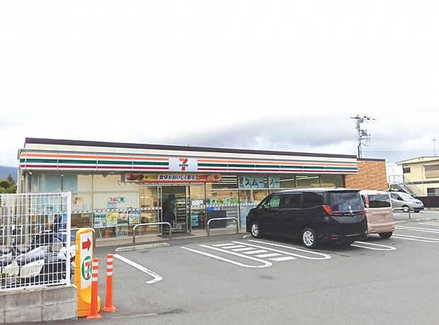 セブン-イレブン 秦野平沢北店まで約580m(徒歩8分)