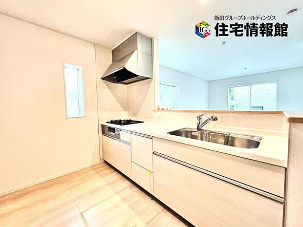 ご家族を見守りながら家事が捗る対面式キッチン。お料理をしながらご家族のサポートも可能です。