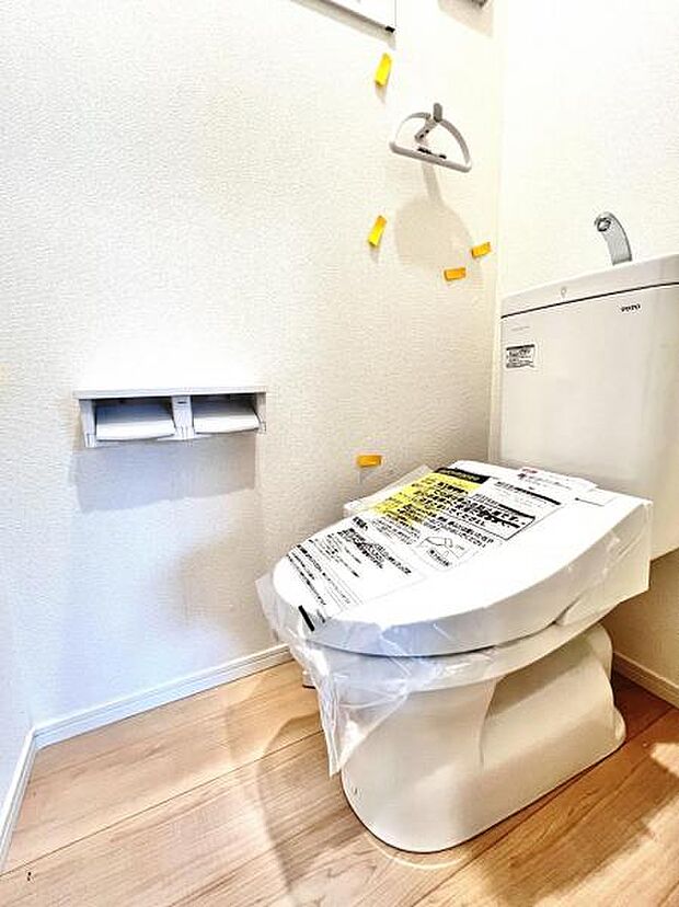 シャワー洗浄機能付のトイレは、清潔感が印象的な空間ですね。