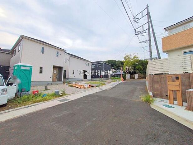 前面道路を含めた現地写真です。