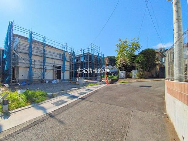 前面道路を含めた現地写真です。