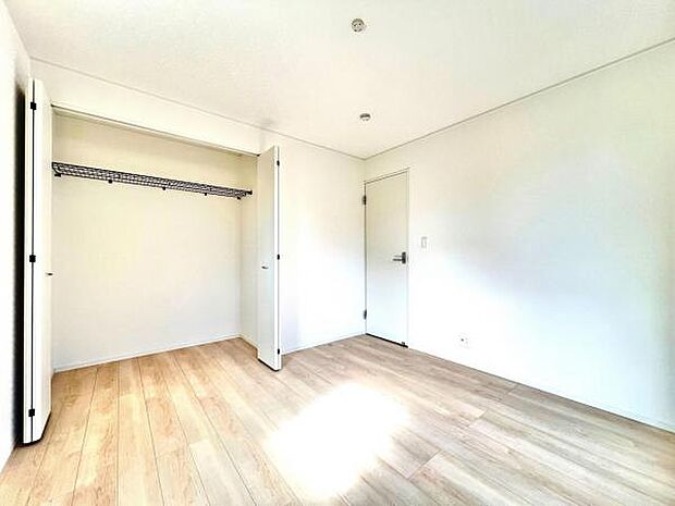 いつでもお部屋をスッキリお使い頂ける収納スペースを設置。