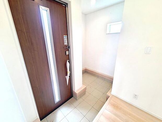 綺麗で明るい玄関でお客様をお迎えいただけます。